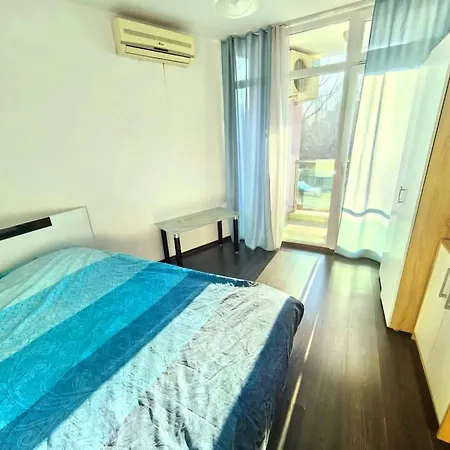 Family In Solmarin Apartman *