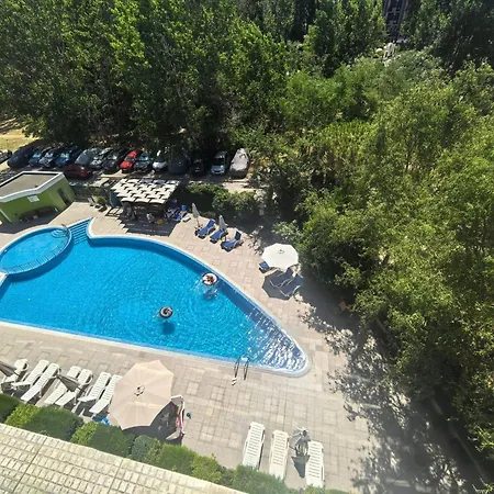 Family In Solmarin Appartement